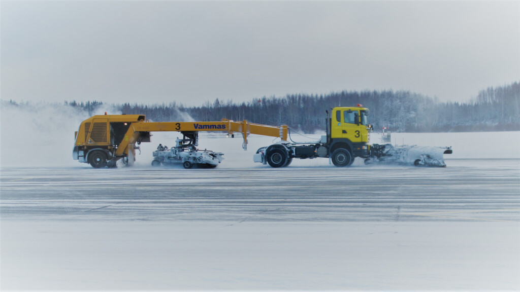 Lentokentän kiitotien puhtaana pito